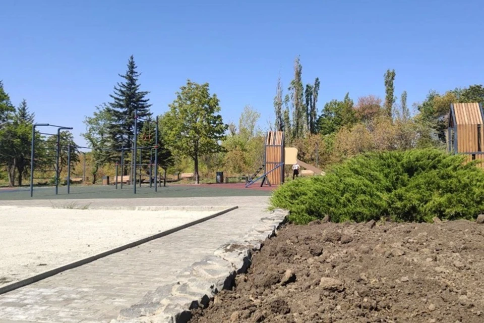 В Торезе продолжается благоустройство парка «Юбилейный». Фото: Минстрой ДНР