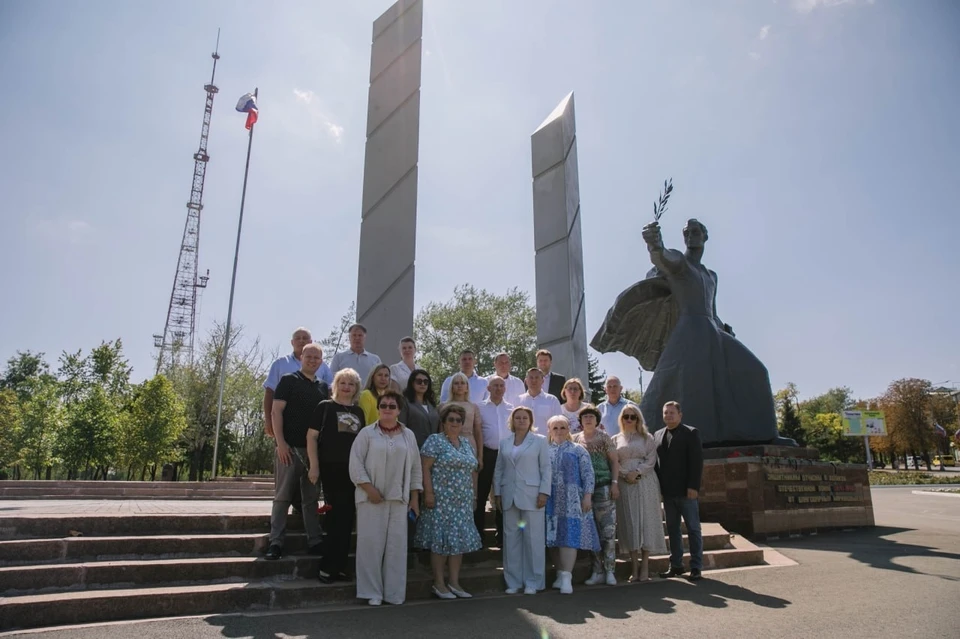 В преддверии Дня освобождения Донбасса от немецко-фашистских захватчиков гости возложили цветы к памятнику Воину-освободителю. Фото: ТГ/Кольцов
