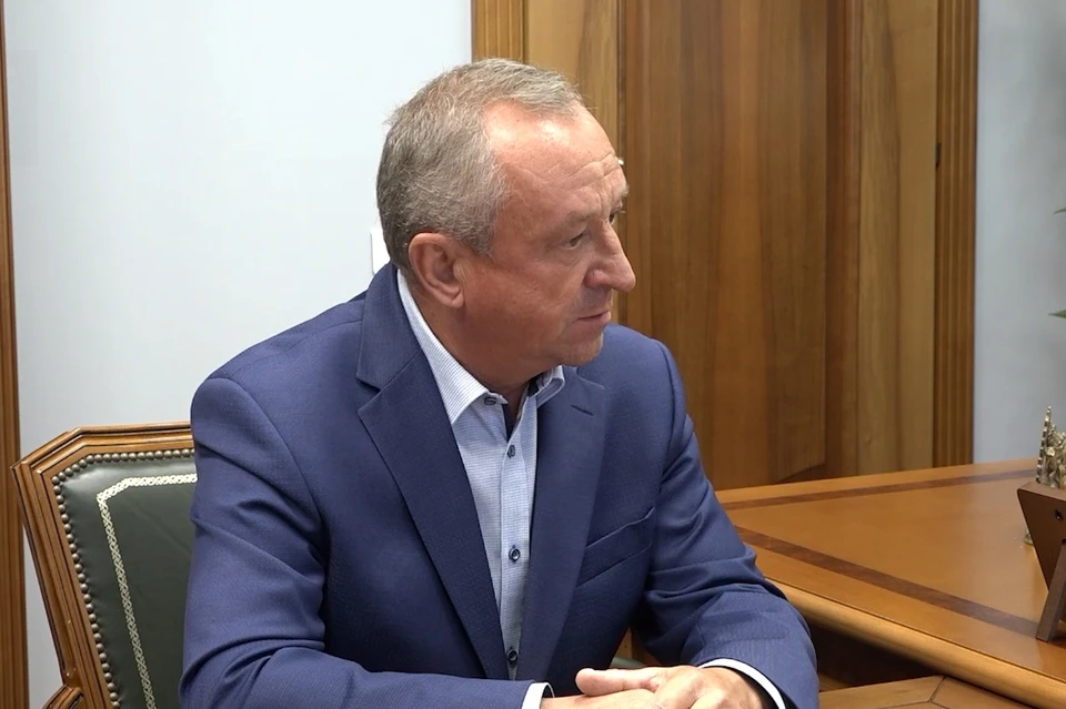Глава региона вручил Рудакову знак отличия. Фото: скриншот видео из телеграм-канала Вячеслава Федорищева
