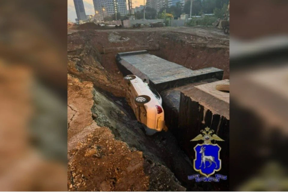Оставленный без мер предосторожности автомобиль скатился в яму. Фото: ГУ МВД России по Самарской области.