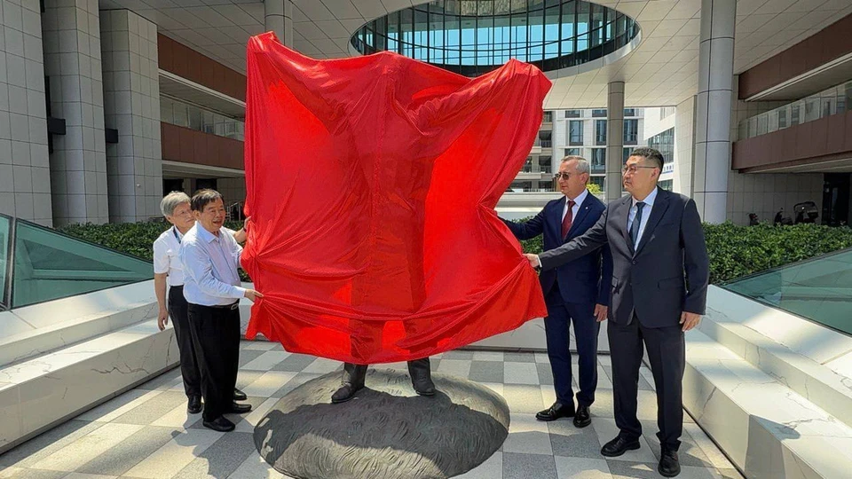 В городе Фучжоу состоялось историческое событие —открытие памятника первому космонавту планеты Юрию Гагарину.