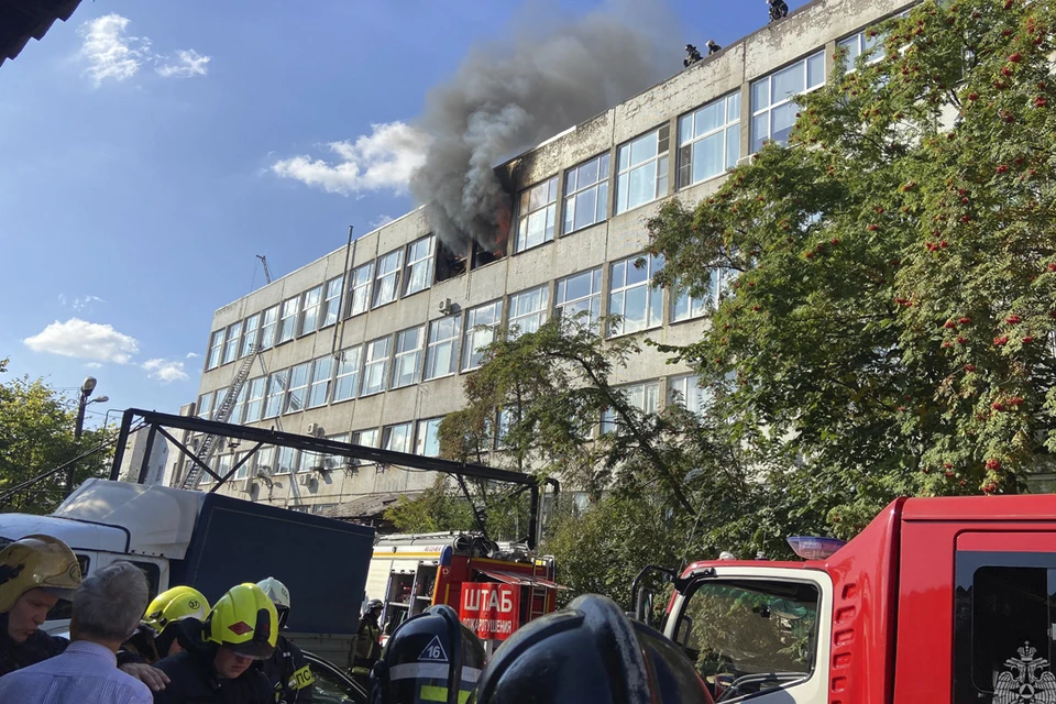 Ребенка спасли из полыхающего здания. Фото: t.me/mchspetersburg