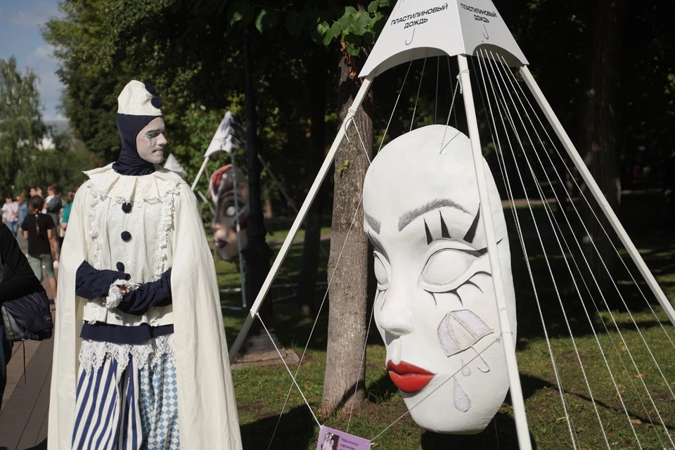 Повседневная театральность — это инструмент адаптации и самосохранения