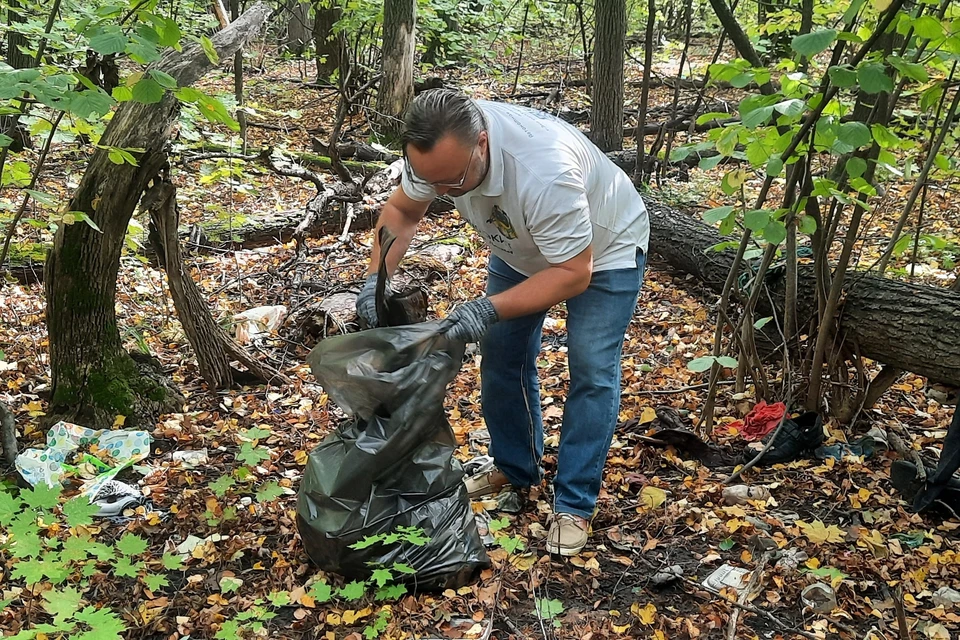 Волонтеры собирали пластик, банки, стекло и другой мусор