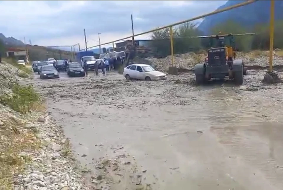 К расчистке автодороги приступят лишь к утру 12 сентября. Фото: ГКУ «Дагестанавтодор»