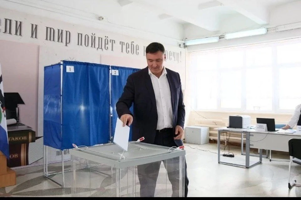 Мэр Иркутска проголосовал на выборах губернатора Иркутской области. Фото: телеграм-канал Руслана Болотова