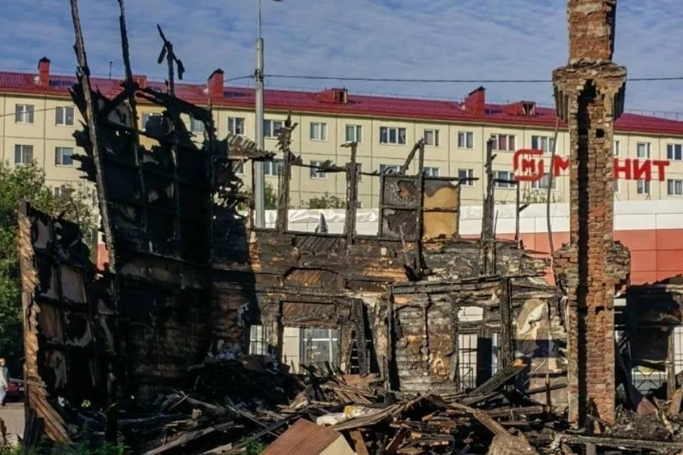 Деревянные дома на улице Калинина в Мурманске снесут, но пока не все. Фото: Сергей Скворцов