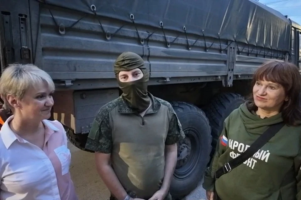 Боец "Вирус" везет в военный госпиталь оборудование для создания стоматологического кабинета. Фото: Народный фронт Крыма