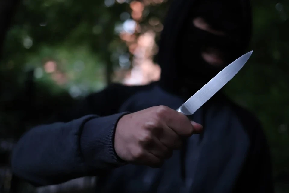 В Москве мужчина с ножом ограбил сотрудницу пункта выдачи