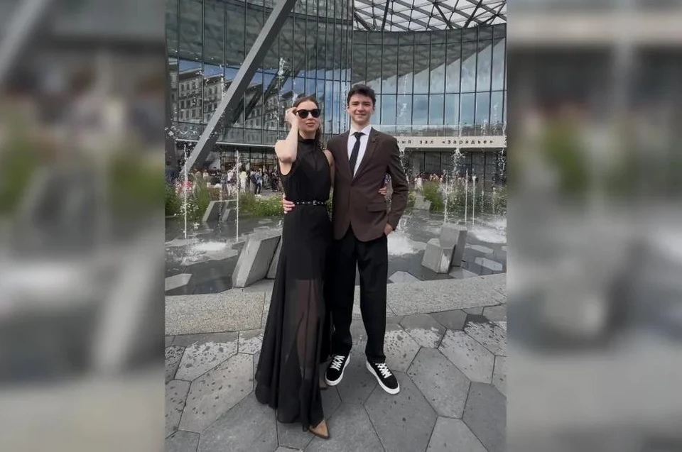 17-летний Артемий Маринин вместе с матерью Натальей Сомовой на выпускном. Фото: соцсети Артемия Маринина