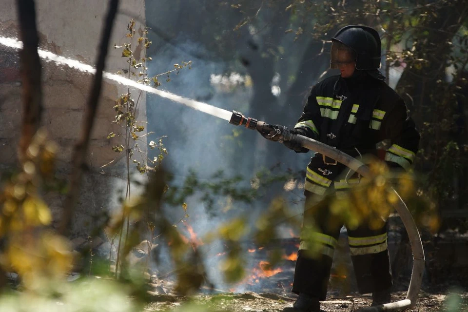 В поселке Вороново Ростовской области 53-летняя жительница частного дома заметила возгорание удлинителя, к которому были подключены зарядки от телефона и ноутбука.