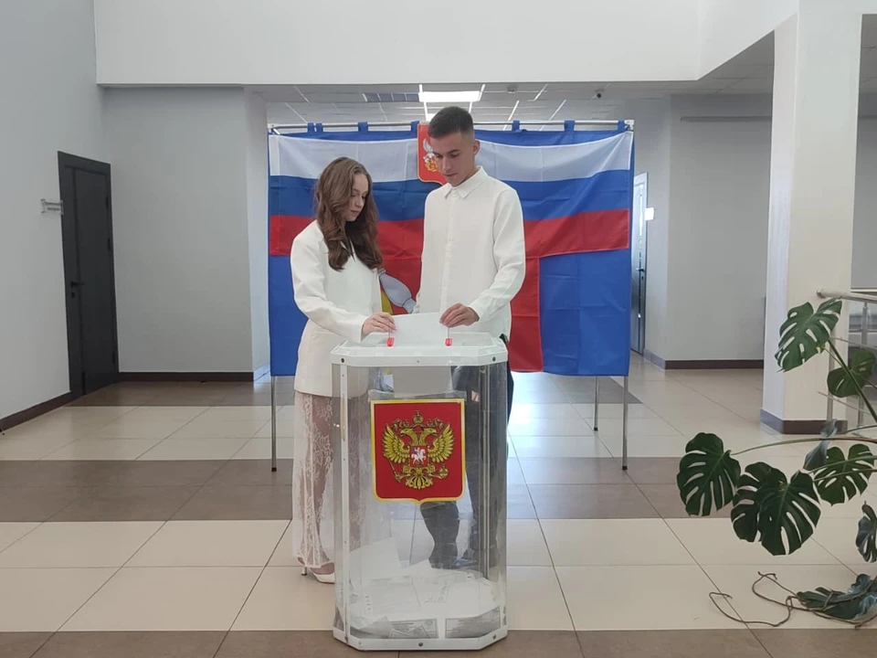 Молодожены опустили бюллетени