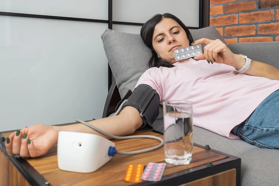 Для лечения гипертонии есть огромное количество препаратов. Но немало пациентов по себе знают: принимая назначенные таблетки, не всегда удается держать давление под контролем. Фото: Farion_O/Shutterstock/Fotodom