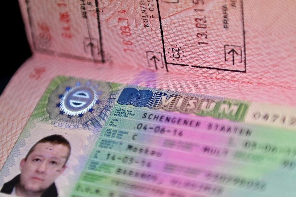 ЕК представит новую стратегию по выдаче виз россиянам в конце 2025 года