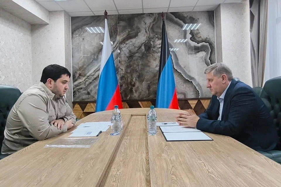 Чертков и первый заместитель Губернатора Чукотского автономного округа обсудили текущие вопросы, связанные с восстановлением поселка. Фото: ТГ/Чертков