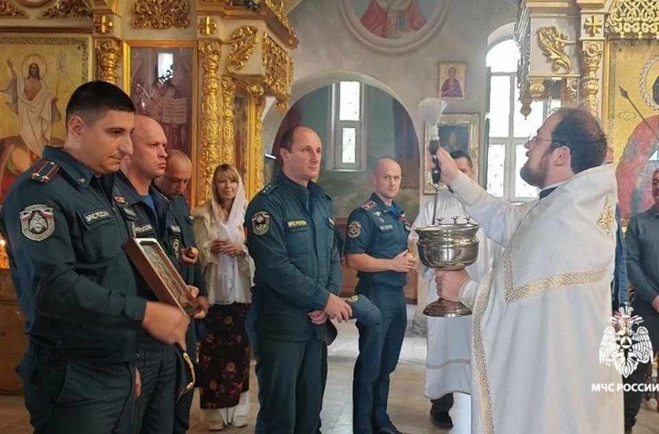 Пожарно-спасательной части МЧС в Минводах к празднику подарили чудотворную икону. Фото: МЧС РФ по СК