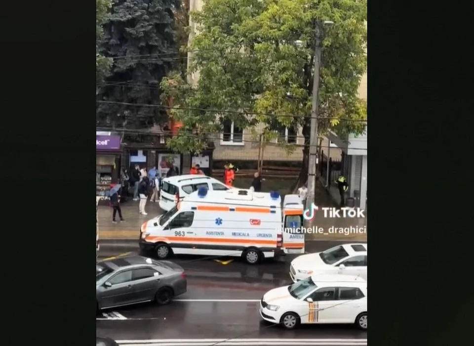 На улице Крянгэ автомобиль въехал в остановку. Фото: скрин с видео