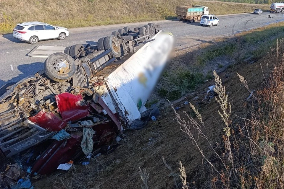 От столкновения с легковушкой грузовик опрокинулся. Фото: Госавтоинспекция Удмуртии