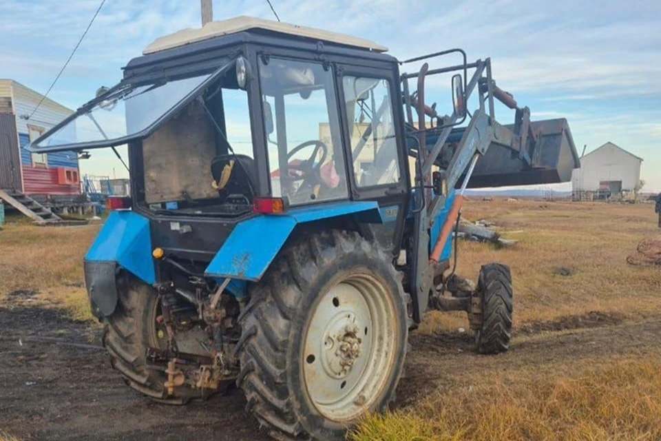 Девочка выпала под колеса трактора через заднее окно. Фото: Госавтоинспекция Якутии