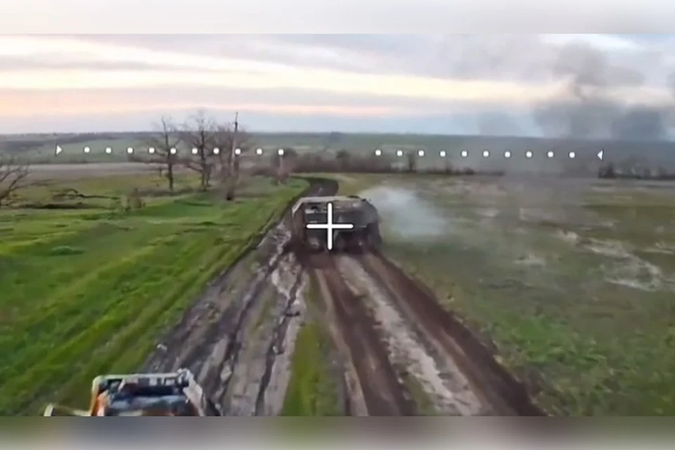 Дрон ВС РФ нагоняет украинскую БМП-2. Фото: минобороны РФ