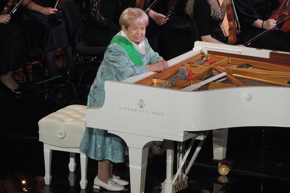 Главным украшением концерта будет, конечно, Александра Пахмутова, которая обязательно сядет к роялю