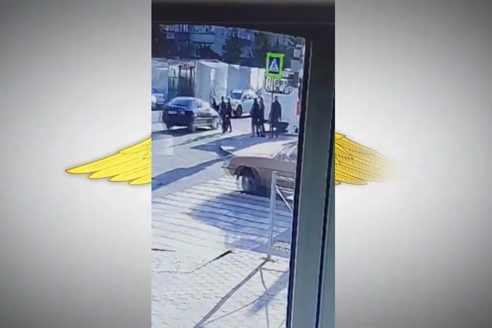 Камера запечатлела момент, когда автомобиль сбил девушку прямо на пешеходном переходе. Фото: ГИБДД Запорожской области