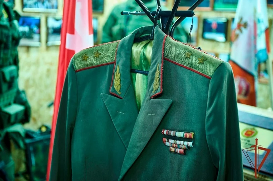 Росгвардейцам в ДНР передали генеральский китель легендарного командира. Фото: Росгвардия ДНР