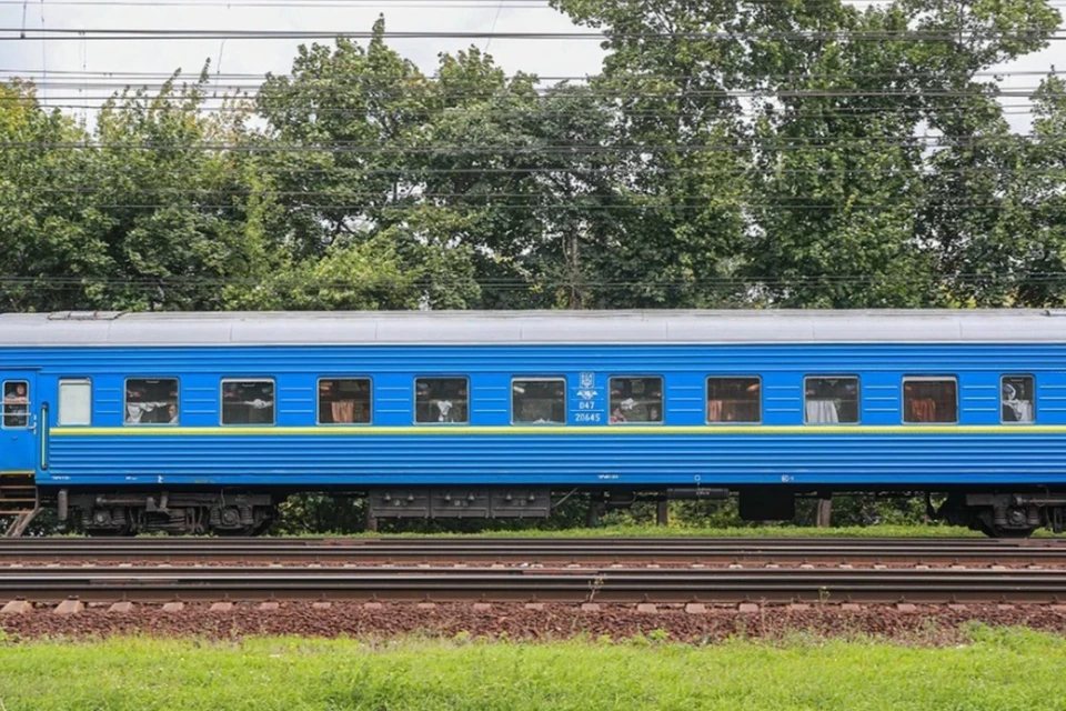 Несколько участков железной дороги на Украине обесточены после взрывов