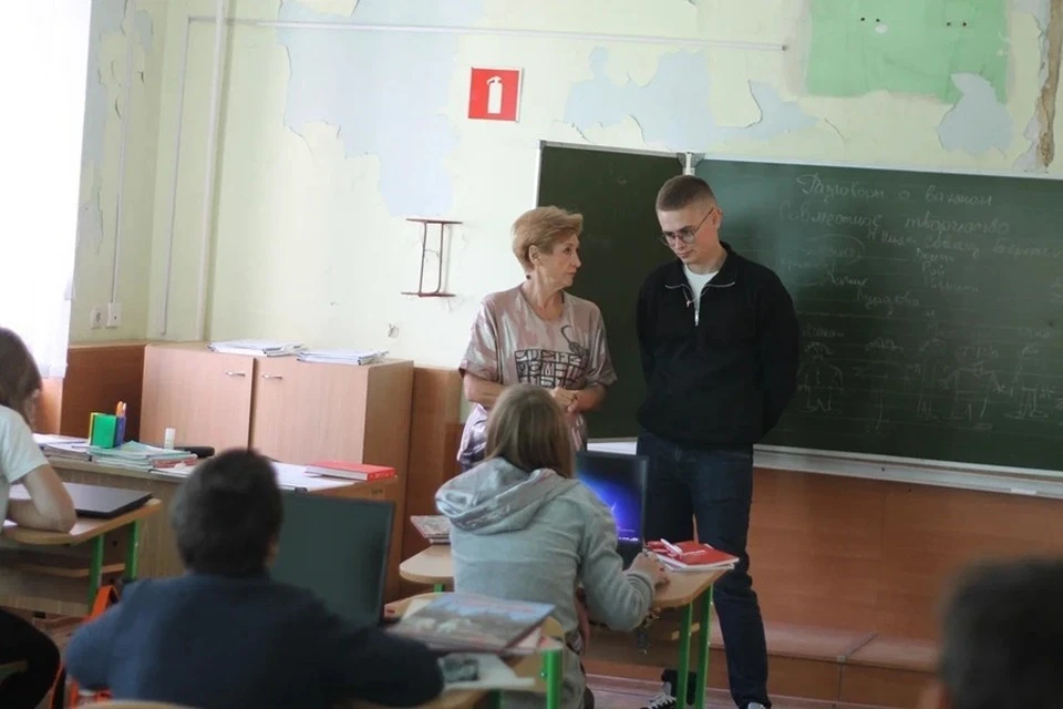 Волонтеры «Движения Первых» доставили гумпомощь учащимся Кураховского района ДНР. Фото: «Движение Первых» ДНР