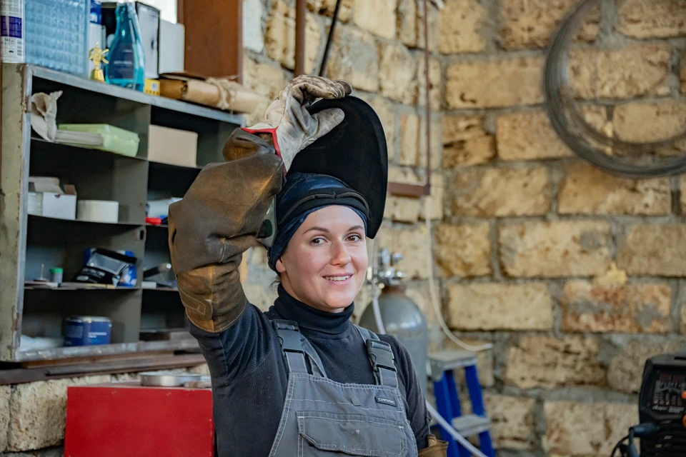 Виктория Рубан - одна из немногих севастопольских девушек-сварщиц.