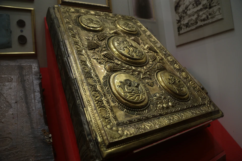 Евангелие в золотом окладе