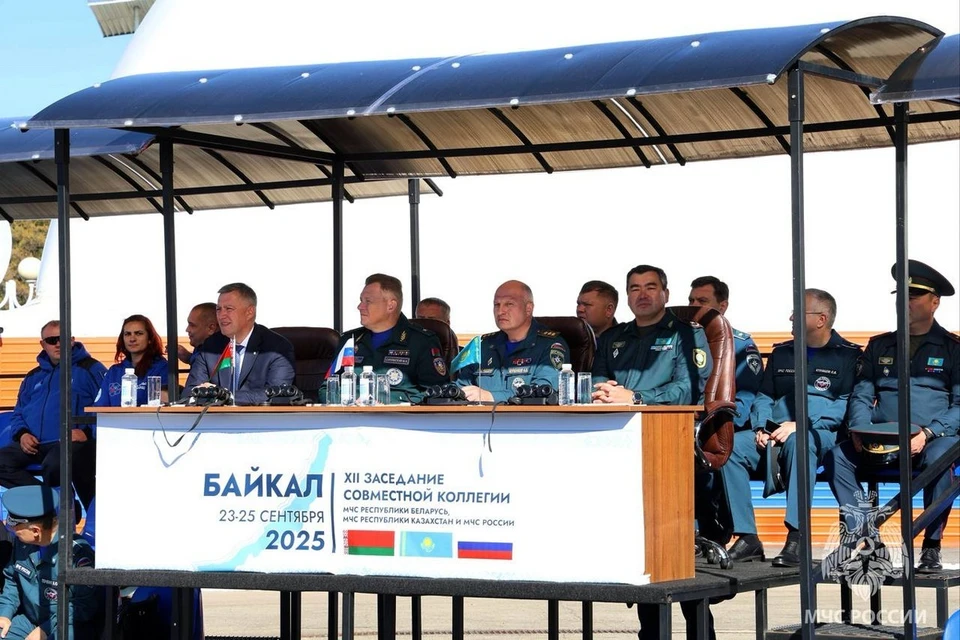 На озере Байкал, на базе регионального поисково-спасательного отряда, прошли крупнейшие за последние годы комплексные учения спасателей, водолазов и пожарных. Фото: пресс-служба МЧС