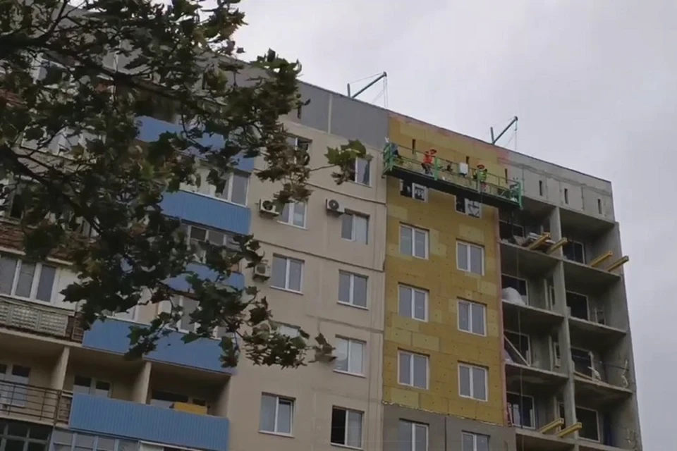 В Мариуполе восстанавливают дом, разрушенный во время боевых действий. Фото: t.me/utnkr