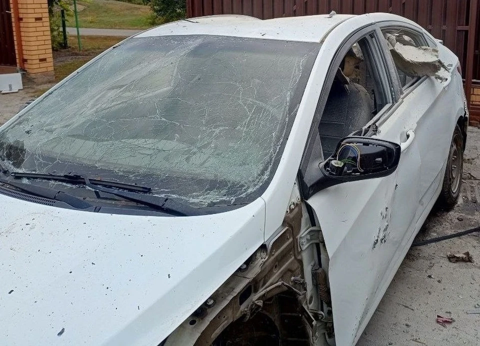 В селе Березовка Борисовского района FPV-дрон атаковал припаркованный автомобиль — у транспортного средства выбиты стекла и поврежден кузов.