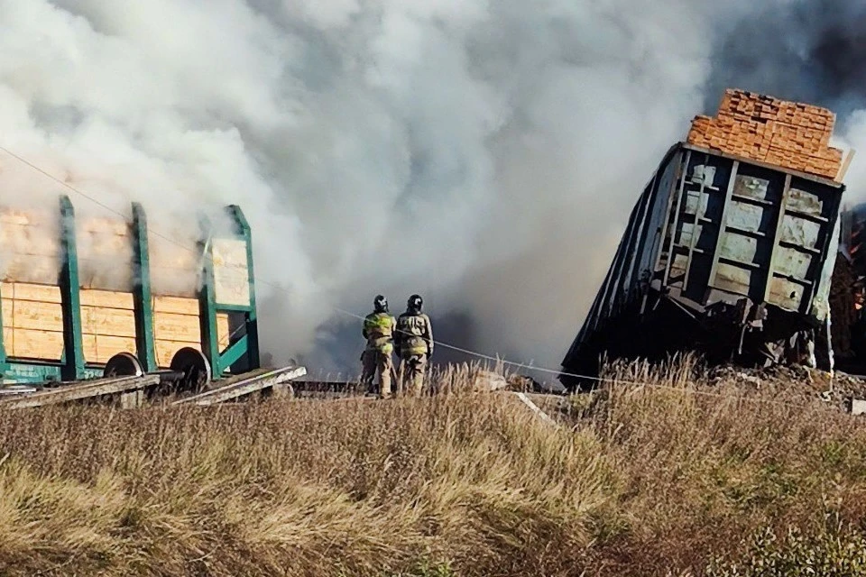 Анохин: Водитель столкнувшейся с поездом фуры ехал через переезд на красный свет, фото: Телеграм-канал Анохина/МЧС России