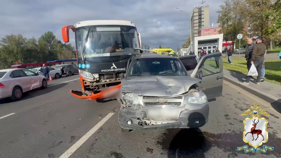 В Нижнем Новгороде автобус из-за технической неисправности стал виновником массовой аварии на проспекте Ленина.