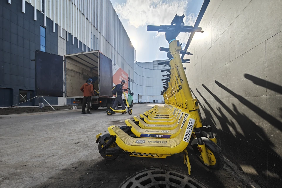 Неизвестный сбил беременную женщину на электросамокате в Москве