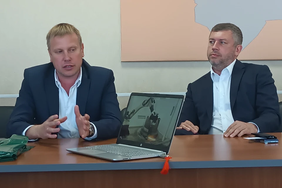 Анатолий Самохвалов и Михаил Мокшанов презентуют решения по робототехнике.