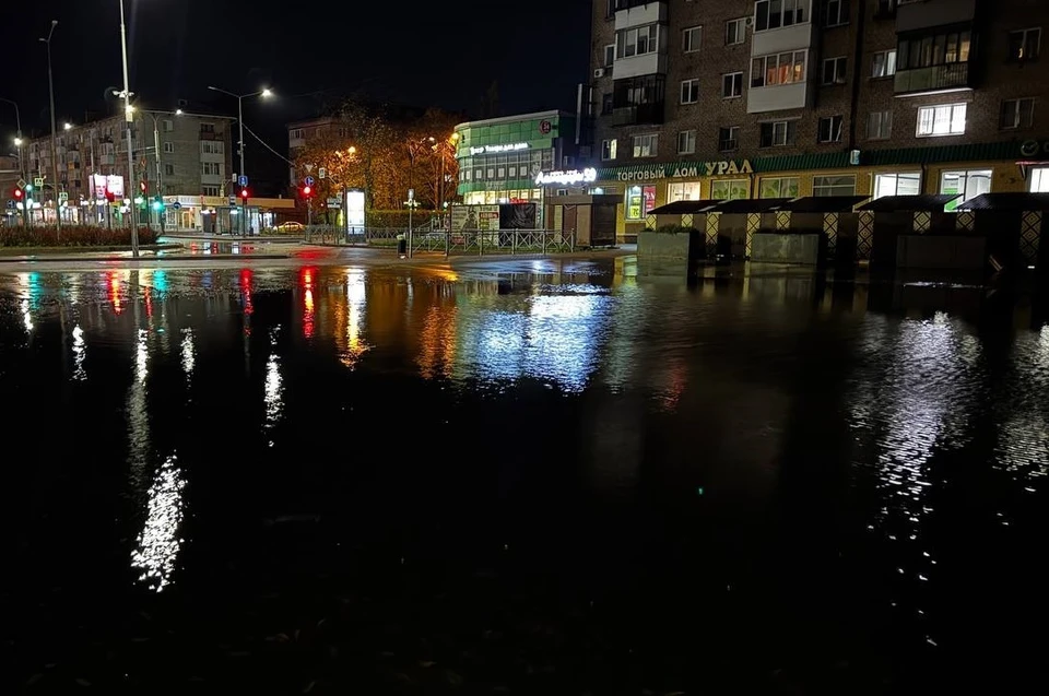 Тротуары и дороги затопило и в центре, и на окраинах города.
