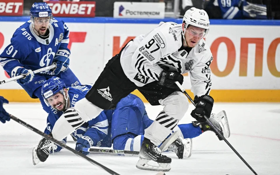 Челябинский «Трактор» в концовке игры сумел сравнять счет в матче с «Динамо», но уступил в серии буллитов. Фото: ХК «Динамо»