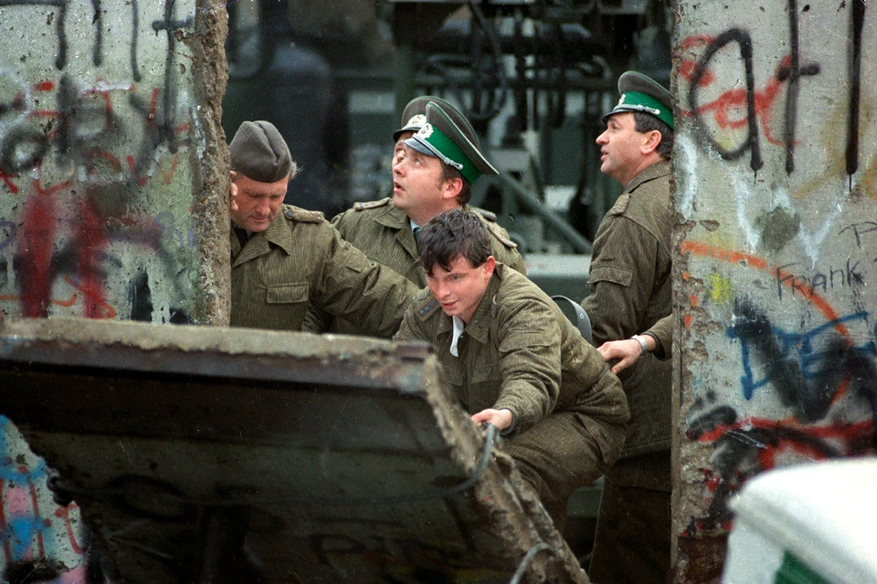 В ноябре 1989-го пала Берлинская стена, делившая город на две части. Ее начали сносить западные бульдозеры, в ФРГ ринулись тысячи восточных немцев. Фото: dpa/globallookpress.com