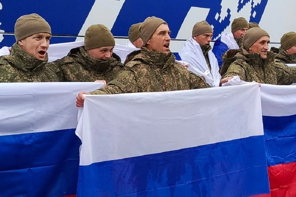 Освобождённые из плена военнослужащие и гражданские вернулись в РФ. Фото: RUPTLY