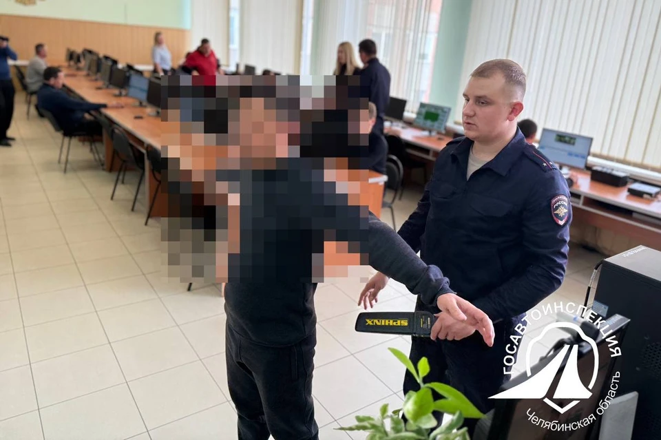 Экзамен для пойманного на жульничестве челябинца закончился выводом в наручниках. Фото: ГАИ Челябинской области.
