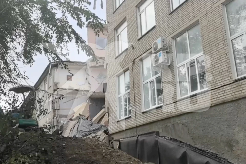 По сообщениям очевидцев, примерно в 5 часов 50 минут рухнула часть трехэтажного здания