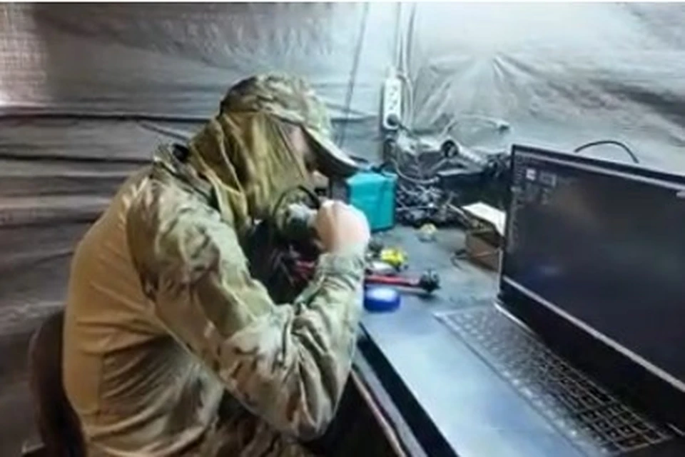 Операторы дронов «заклевали» бронемашину врага и добили ее экипаж