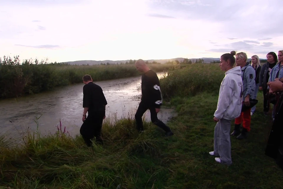 Один из экстрасенсов нырнул в болото, чтобы вытащить старинный артефакт. Фото: «Экстрасенсы. Битва сильнейших» / телеканал ТНТ