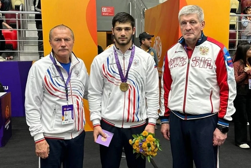 Спортсмен и его наставники Павел Каркусов и Алан Биченов. Фото: республиканская федерация бокса.