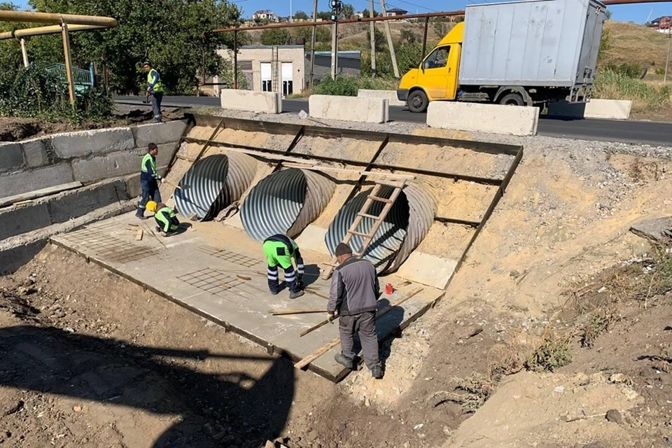 На дороге от Мариуполя до села Лебединское устанавливают водопропускную трубу. Фото: Администрация Мариуполя