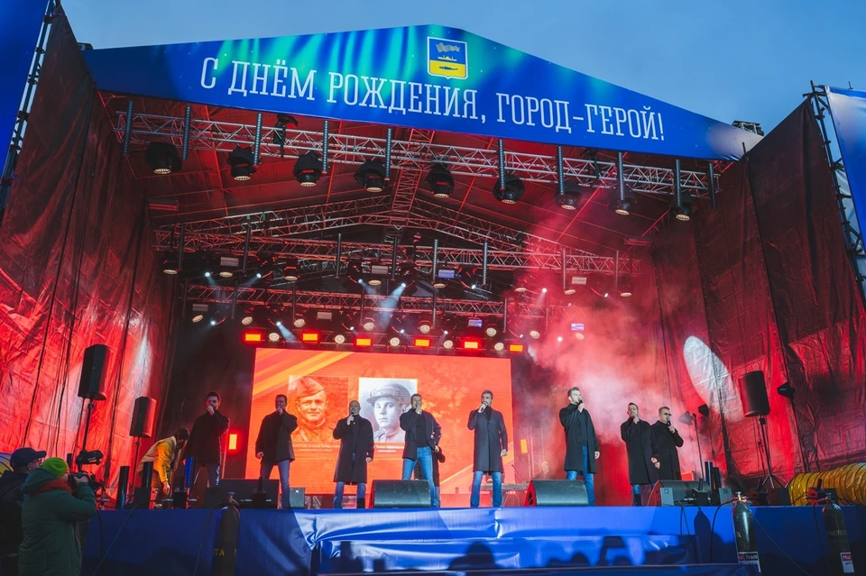 На главной сцене праздника выступил "Хор Турецкого". Фото: правительство Мурманской области / Игорь Громов