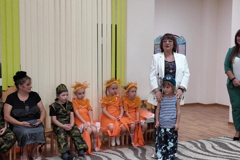 Десантники подарили девочке Даше тельняшку в благодарность за помощь армии. Фото: Народный фронт Крыма